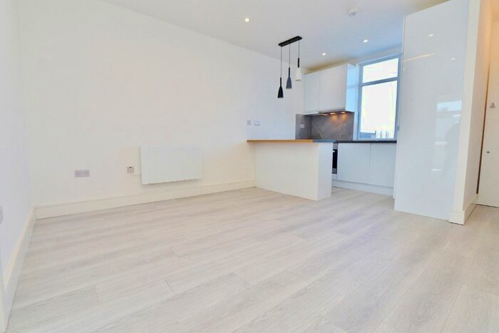 2 Bedroom Flat To Rent In Collier Row Road, Collier Row, RM5