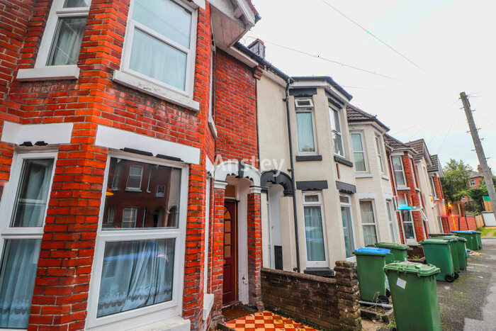 3 Bedroom Terraced House To Rent In Thackeray Road, Southampton, SO17