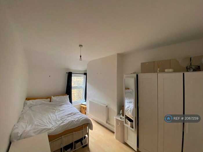 2 Bedroom Flat To Rent In The Grove, London, E15