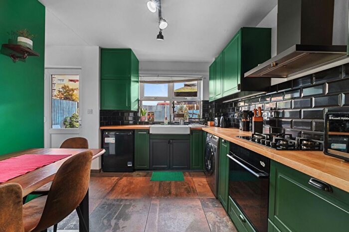 2 Bedroom Terraced House To Rent In Abbott Road, London, E14