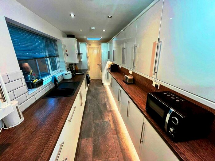 5 Bedroom Semi-Detached House To Rent In Dunkirk, Nottingham, NG7