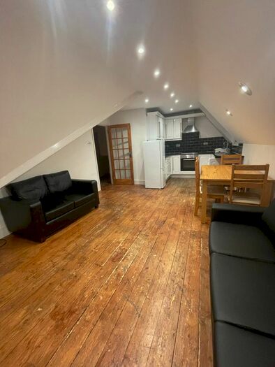 2 Bedroom Flat To Rent In Bedford Hill, London, SW12