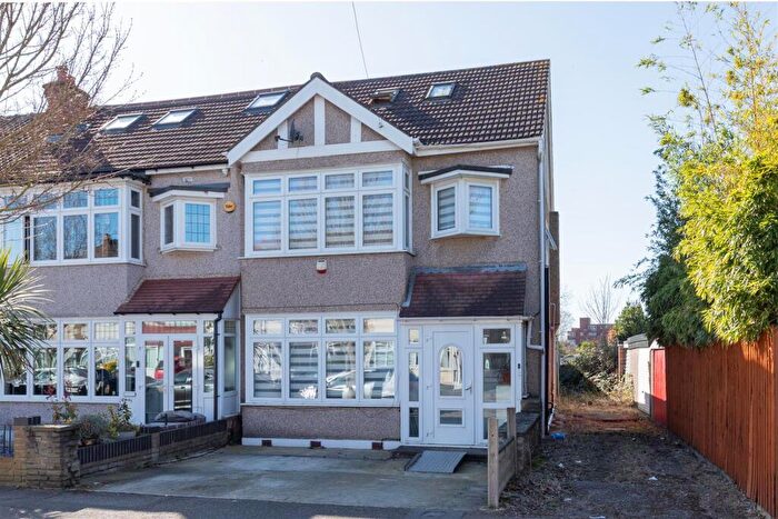 4 Bedroom End Of Terrace House For Sale In Ainslie Wood Gardens, Chingford, E4