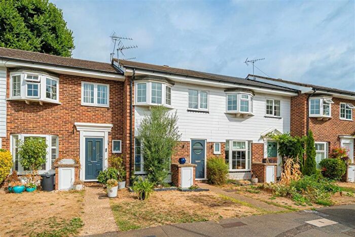 2 Bedroom Property For Sale In Chatsworth Place, Teddington, TW11