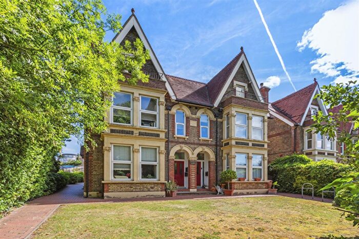 1 Bedroom Maisonette For Sale In Walk Of Station, High Wycombe, HP11