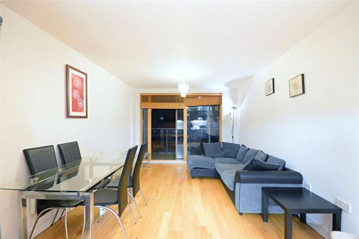 2 Bedroom Flat To Rent In Crampton Street, Elephant And Castle, London, SE17