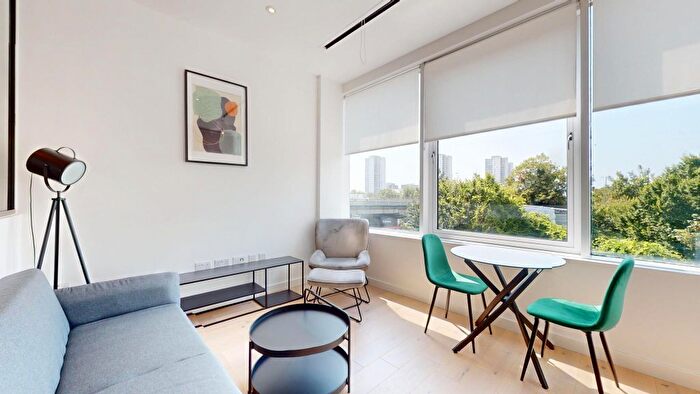 1 Bedroom Flat To Rent In Great West Road, Brentford, TW8