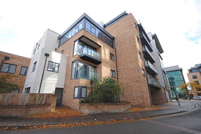 2 Bedroom Flat For Sale In Hemingford Court, Watford, WD17