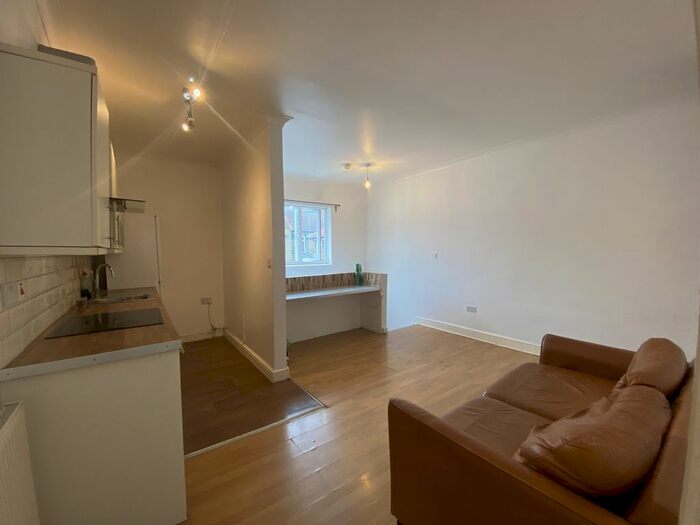 2 Bedroom Flat To Rent In Chingford Mount Road, Chingford, London E4