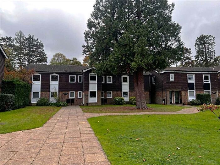2 Bedroom Flat To Rent In Larchmoor Park, Gerrards Cross Road, Slough, SL2