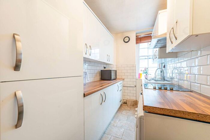 2 Bedroom Flat To Rent In Peters Court, Bayswater, London, W2