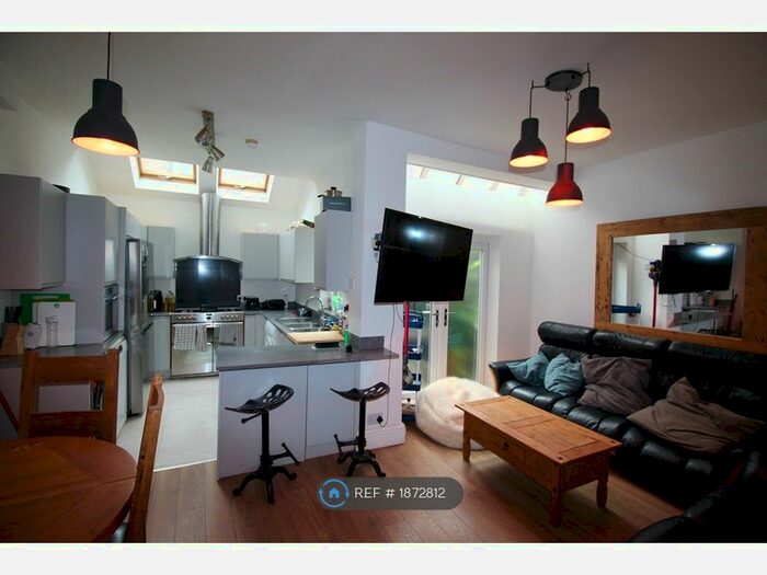 6 Bedroom Terraced House To Rent In Ladybarn Road, Manchester, M14