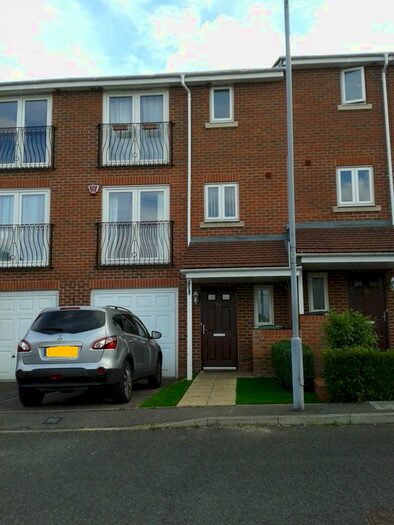 4 Bedroom Terraced House To Rent In Primrose Close, Luton, LU3