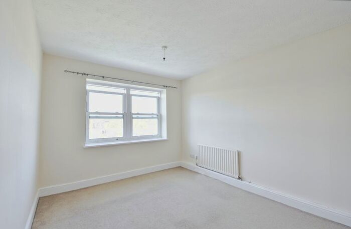 1 Bedroom Flat To Rent In Waterslade, Elm Road, Redhill, RH1