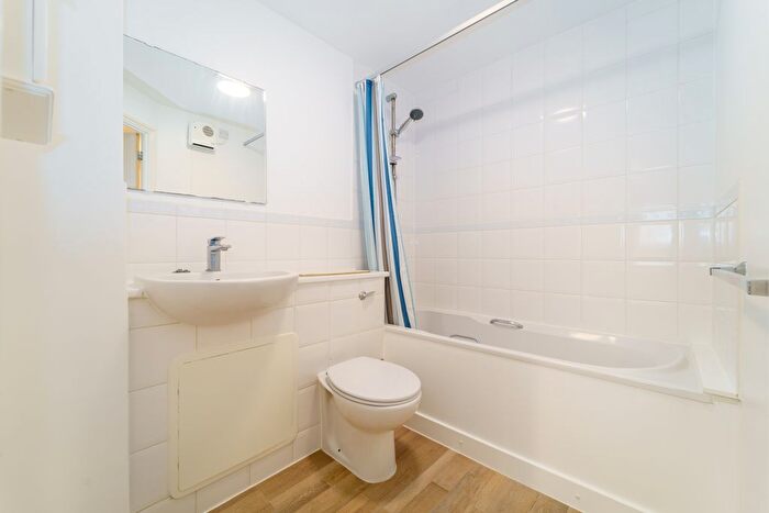 1 Bedroom Flat For Sale In Gean Court, Cline Road, Bounds Green, N11