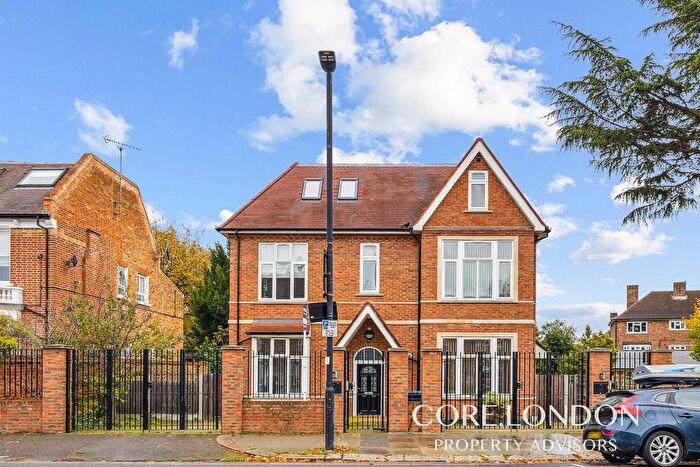 3 Bedroom Semi Detached House For Sale In Pierrepoint Road, Acton, W3