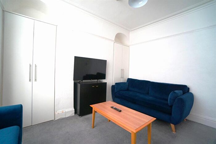 4 Bedroom House To Rent In Caellepa, Bangor, LL57
