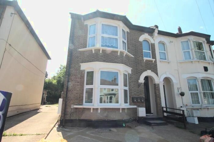3 Bedroom Flat To Rent In Eastern Road, Romford, RM1