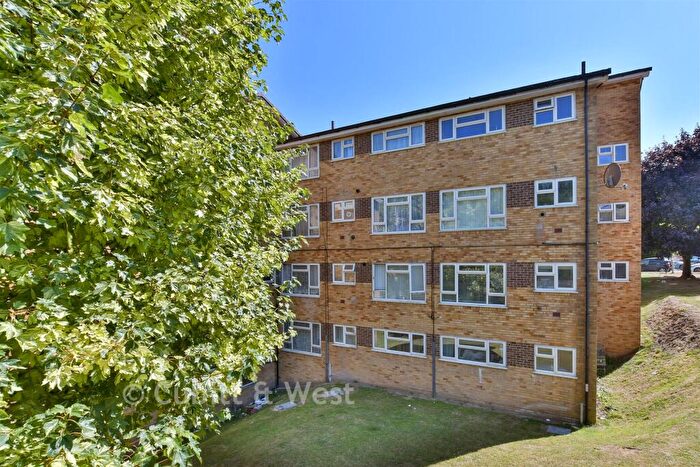 3 Bedroom Flat For Sale In Croydon Road, Caterham, Surrey, CR3
