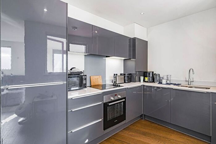 2 Bedroom Flat To Rent In Kenneth Way, Ealing, London, W5