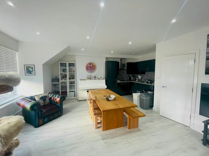 2 Bedroom Flat To Rent In Kings Road, London, SW19