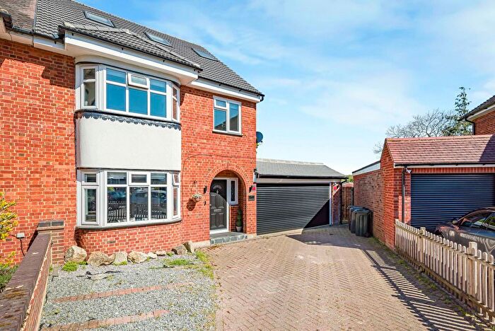 4 Bedroom Semi-detached House For Sale In Woodside Drive, Wilmington, DA2
