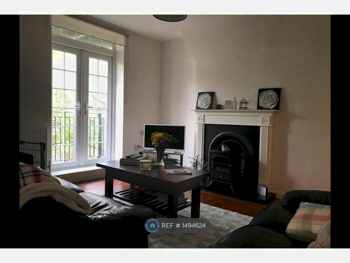 3 Bedroom Flat To Rent In Sandon House, London, SW2