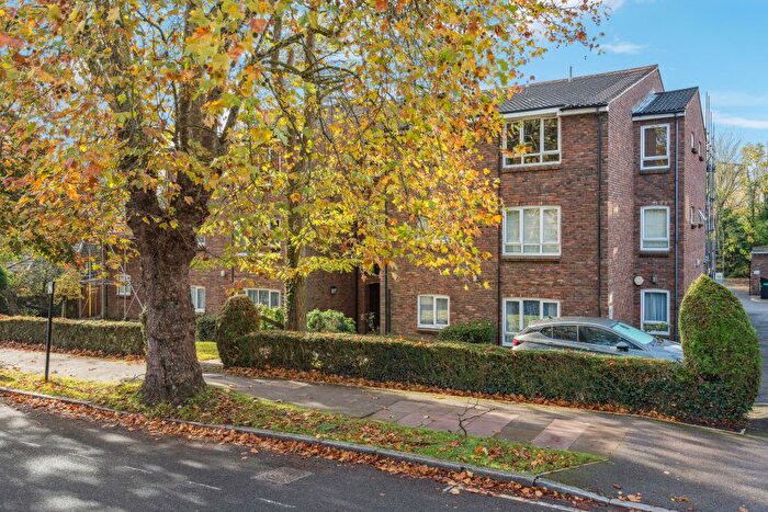 2 Bedroom Flat For Sale In Ridgeway Court, The Avenue, Hatch End, Pinner, HA5