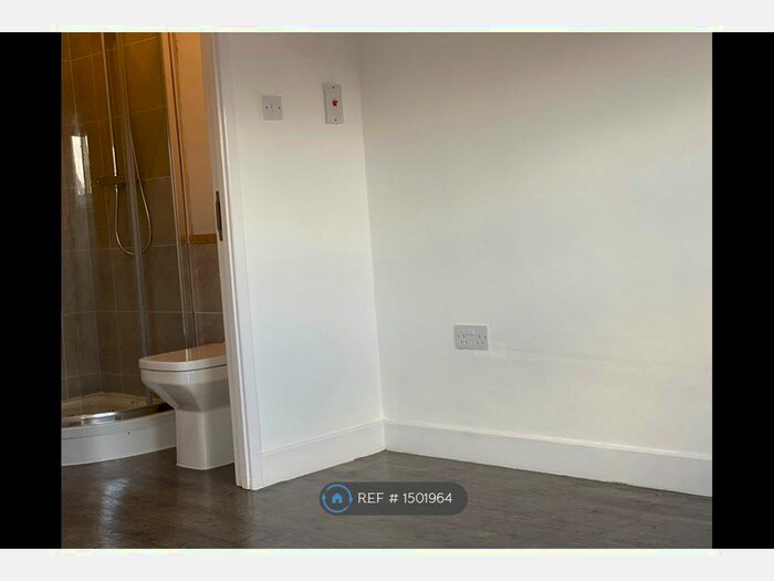 2 Bedroom Flat To Rent In Central Road, Manchester, M20