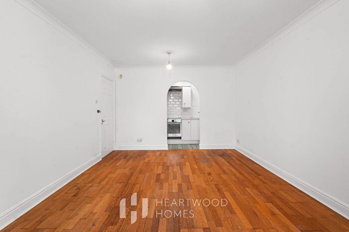 2 Bedroom Flat For Sale In Latium Close, Holywell Hill, St. Albans, AL1