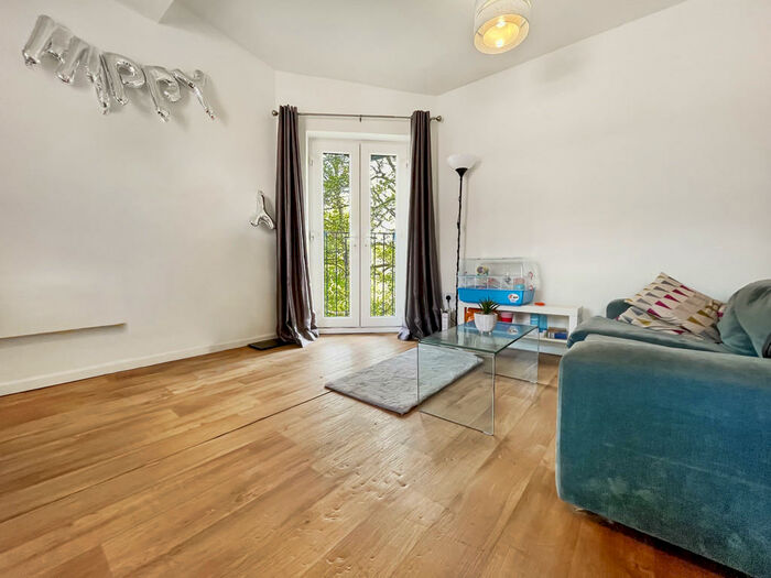 2 Bedroom Apartment To Rent In Highbury Court, Highbury Lane, LS6