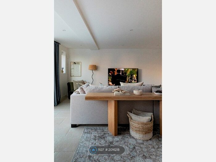 2 Bedroom Detached House To Rent In Eton High Street, Windsor, SL4