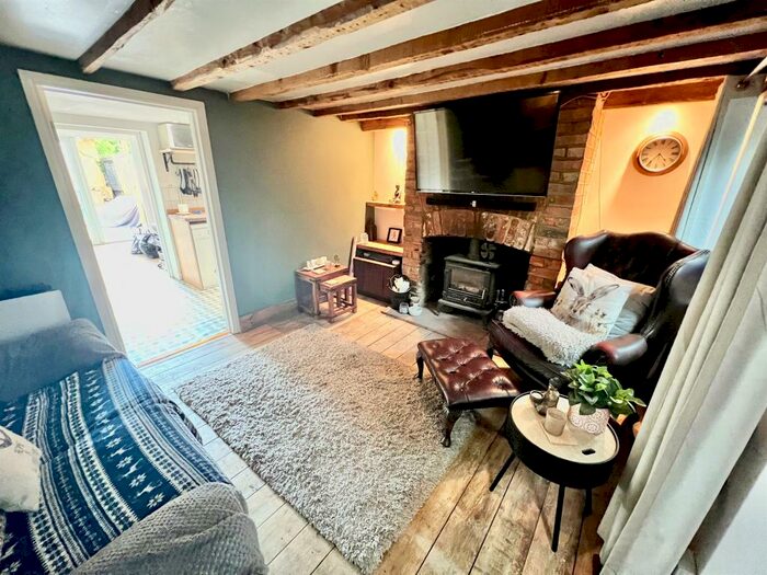 1 Bedroom Character Property For Sale In Watling Street, Kensworth, Dunstable, LU6