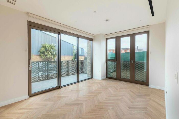 2 Bedroom Flat To Rent In Kings Road Park, Fulham, SW6