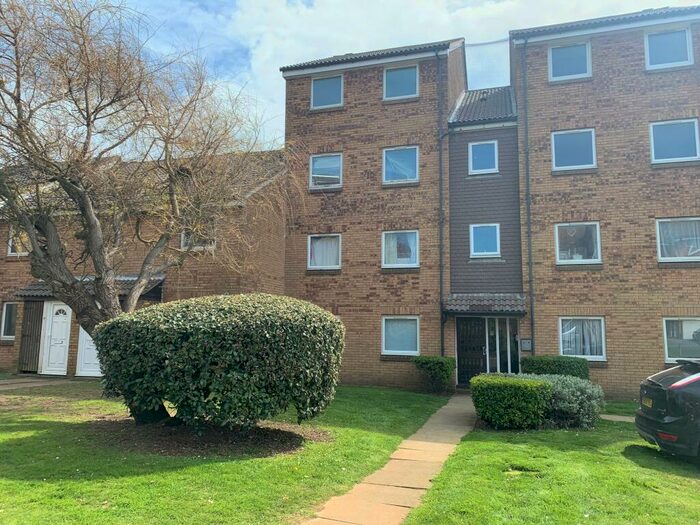 2 Bedroom Flat To Rent In Lake Drive, Peacehaven, BN10