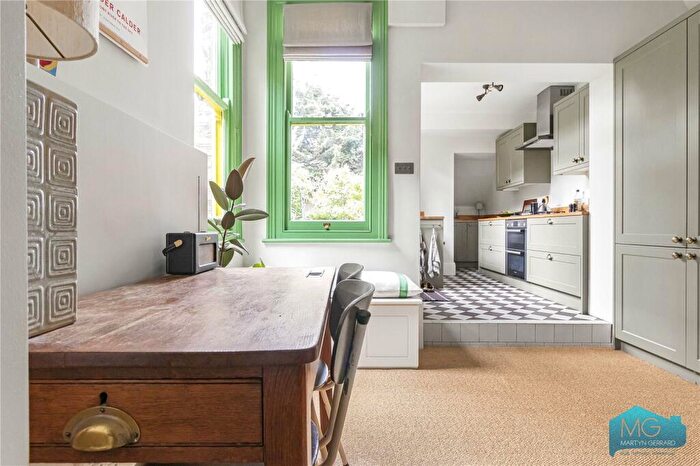 2 Bedroom Apartment For Sale In Sutton Road, London, N10