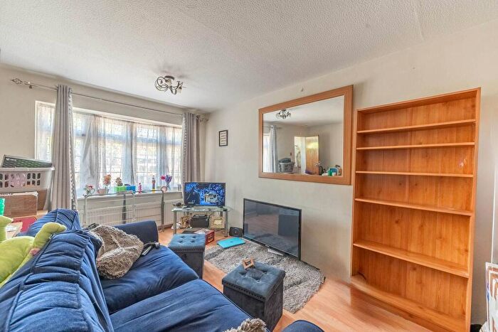 1 Bedroom Maisonette To Rent In Bramble Close, Stanmore, HA7