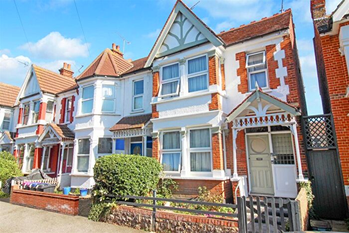 3 Bedroom End Of Terrace House For Sale In Oakleigh Park Drive, Leigh-On-Sea, SS9
