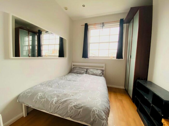 Flat To Rent In Offord Road, Islington, N1