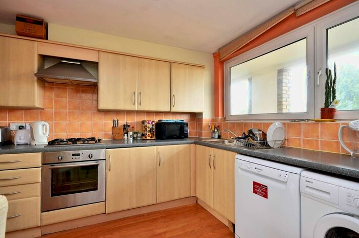 3 Bedroom Flat To Rent In East Hill, Clapham Junction, London, SW18