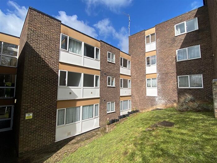 2 Bedroom Flat To Rent In Hillside, Hoddesdon, EN11