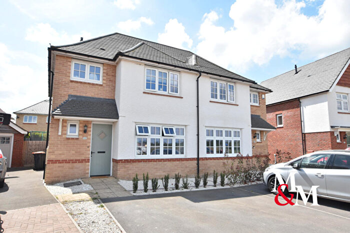 3 Bedroom Semi Detached House To Rent In Shackleton Grove, LU7