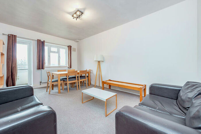 2 Bedroom Flat To Rent In Rokeby House, Lochinvar Street, London, SW12