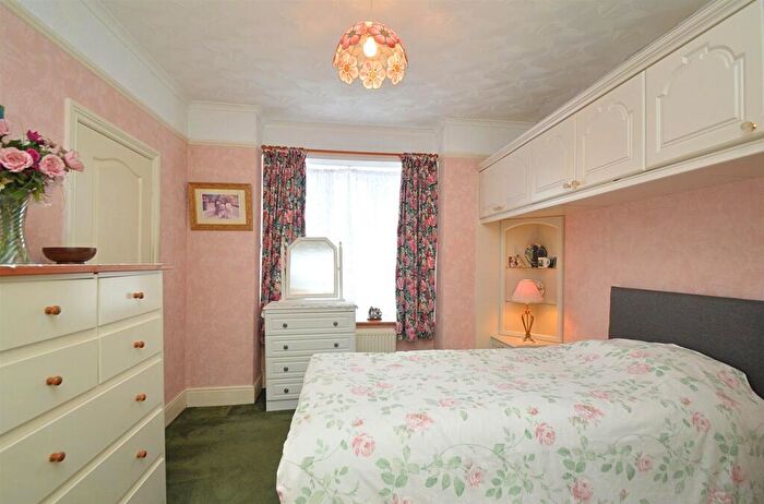 2 Bedroom Detached Bungalow For Sale In Short Walk To Cliff Path * Lake, PO36