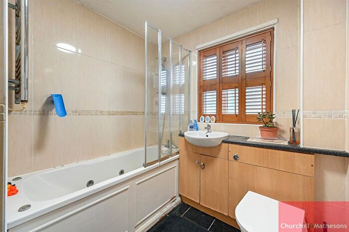 2 Bedroom Flat To Rent In Westcott Park, North Acton, W3