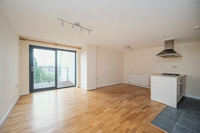 2 Bedroom Flat To Rent In Buckingham Road, Leyton, London, E10