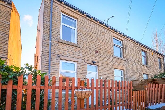 3 Bedroom Semi Detached House For Sale In Half House Lane, Brighouse, HD6