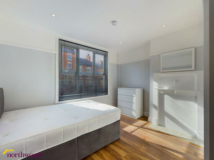 1 Bedroom Apartment To Rent In Room, West Street En-Suite Shower, OX16