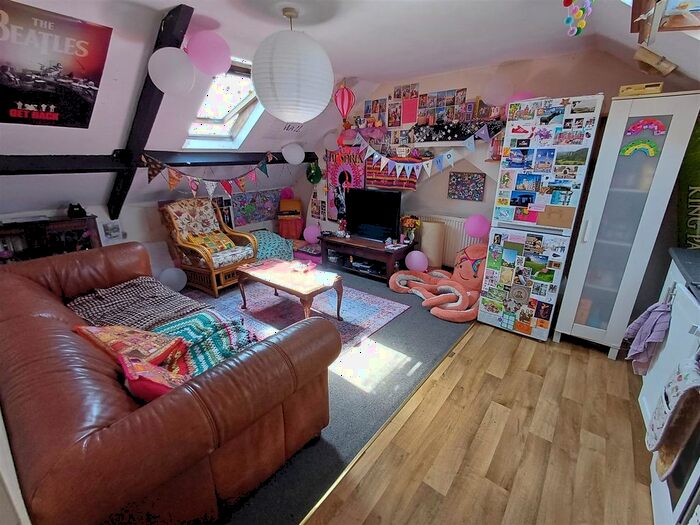 3 Bedroom Flat To Rent In Woodville Road, Cathays, Cardiff, CF24