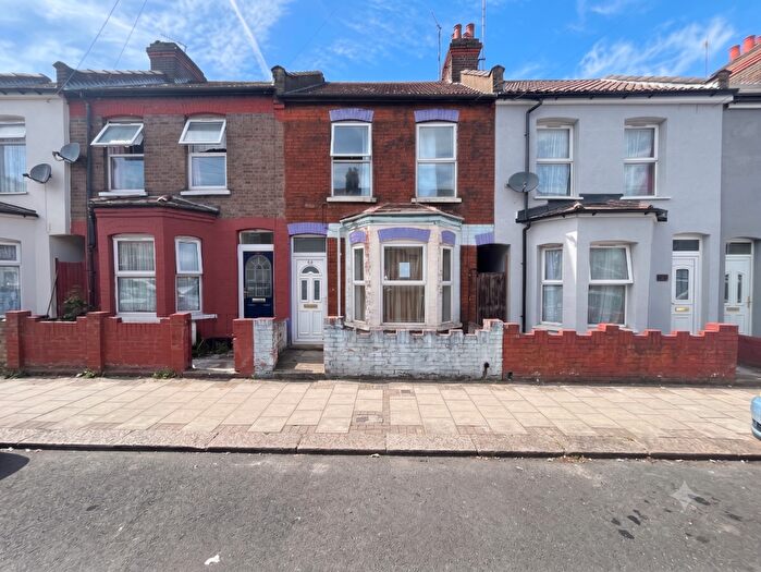 3 Bedroom Terraced House For Sale In Ash Road, Luton, Bedfordshire, LU4